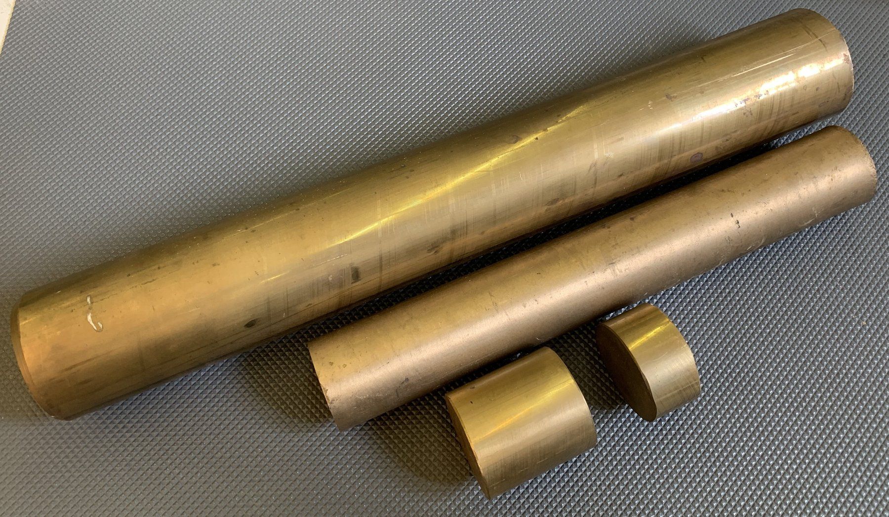 Farben: 4 Reststücke Messing (rund 14 kg) – Gebraucht aus Hunzenschwil von JDmeetsRIC