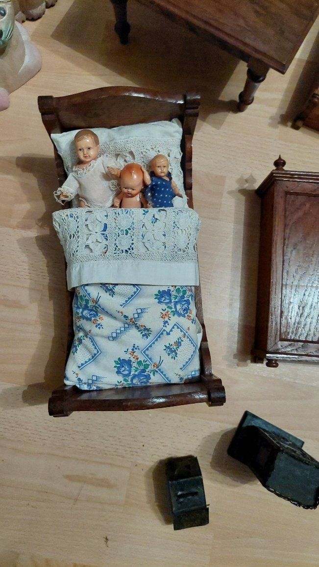 Case e mobili per bambole: Wunderschöne alte Puppenstubenmöbel aus Holz – Usato da Zufikon venduto da brocki5621 1