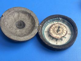 Antiker Kompass 7 cm im D. Holz Glas Papier Messing