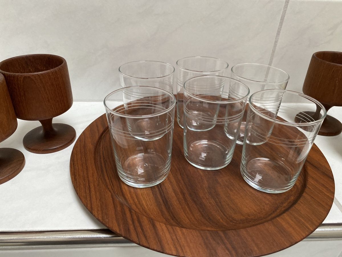 Gläser: Vintage Gläser Set mit Servierbrett, Teakholz. – Gebraucht aus Biberist von Momo33 5