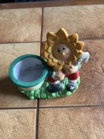 Niedlicher Keramik-Blumentopf mit Sonnenblumen-Gnom Figur
