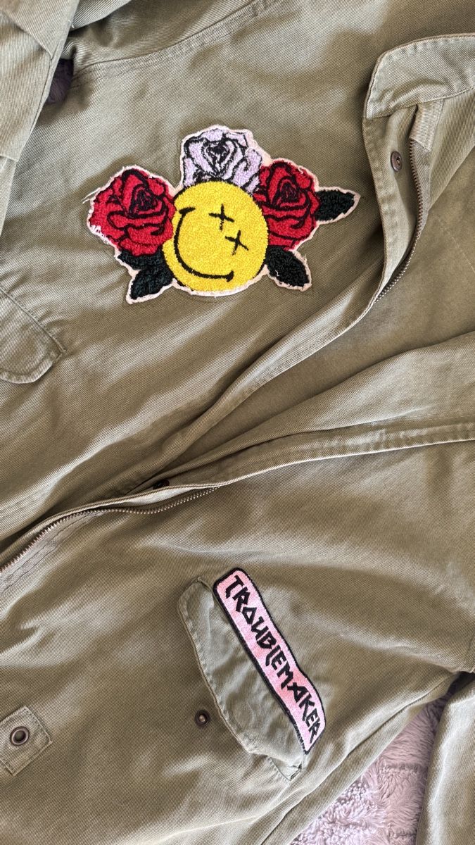 Zara Jacken: Green jacket with patches acceptable condition – Gebraucht aus Chur von asa_25fn 3