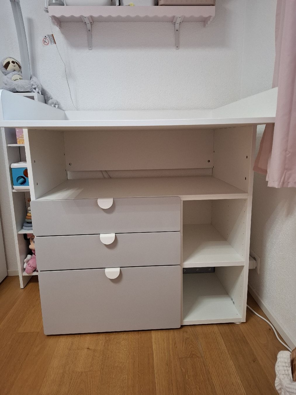 Ikea Wickeltisch & Zubehör: Ikea Smastad Wickelkommode – Gebraucht aus Schneisingen von Nique12 1