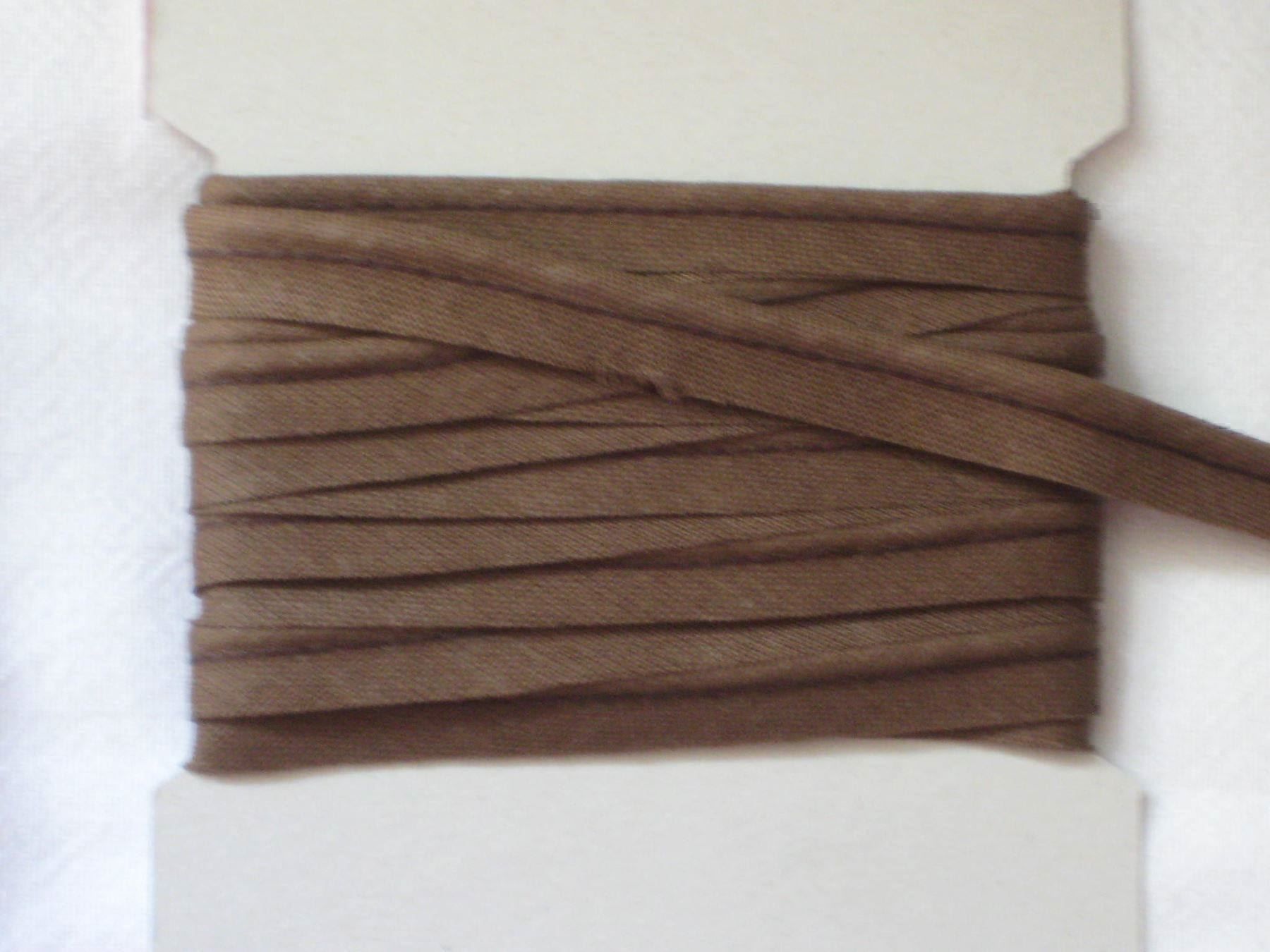 Nastri decorativi: Paspelband BW braun 1cm breit Reststücke – Nuovo e nell'imballaggio originale da Füllinsdorf venduto da Schlupp