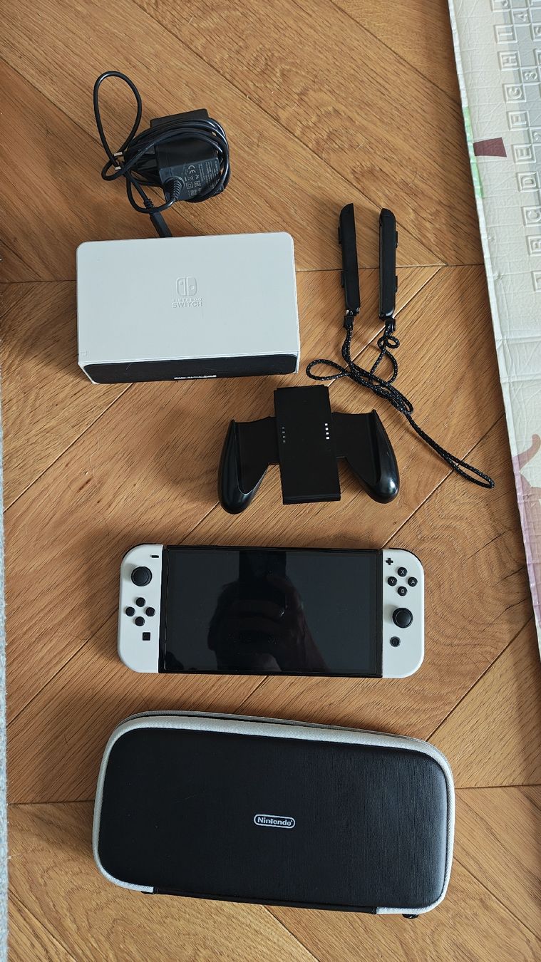 Nintendo Console: Nintendo Switch OLED Weiss + Etui AB 1 CHF – Usato da Montagnola venduto da mattbert86