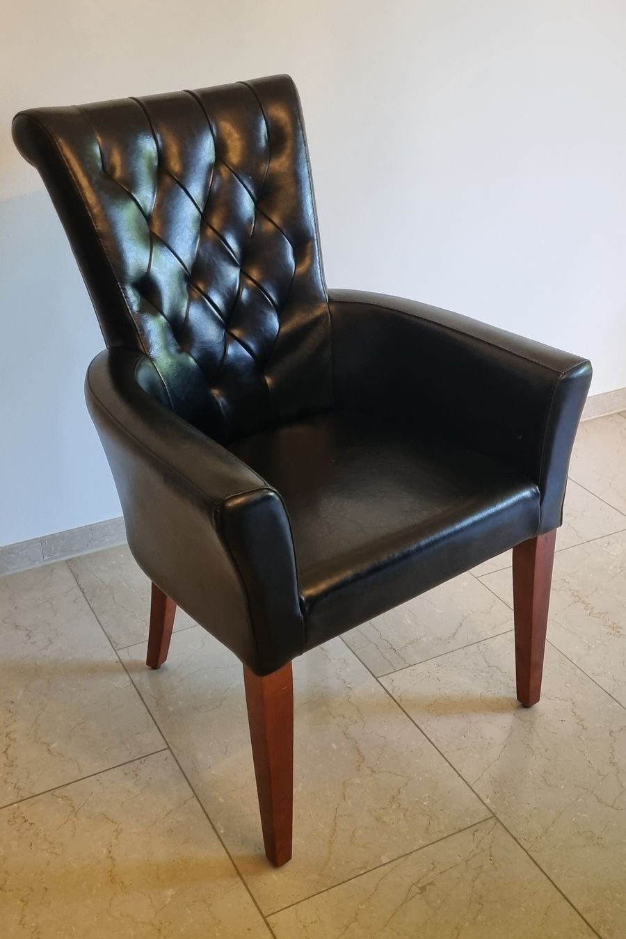 Pfister Poltrone: 8 gute Ledersessel Möbel Pfister – Usato da Uebeschi venduto da bal_8g5n