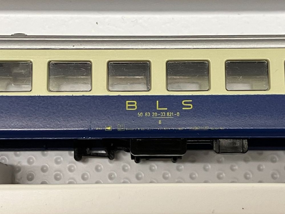 Arnold Modelleisenbahnen: Arnold N 3721/22: Personenwagenset BLS mit Speisewagen SBB – Gebraucht aus Thun von retoolinoo 4