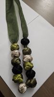 Très joli collier, nœuds 4 couleurs, en tissu et satin.
