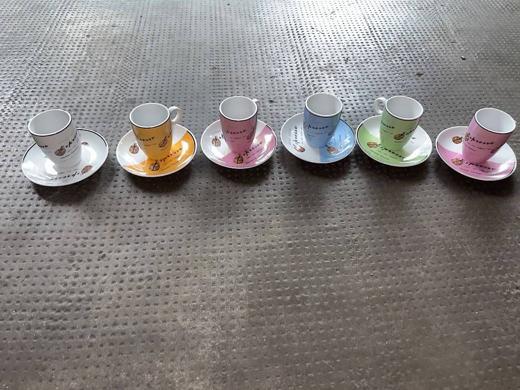 Tassen: Petites tasses à expresso avec assiettes – Neu (gemäss Beschreibung) aus Lausanne von sab_d2cq