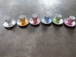 Petites tasses à expresso avec assiettes