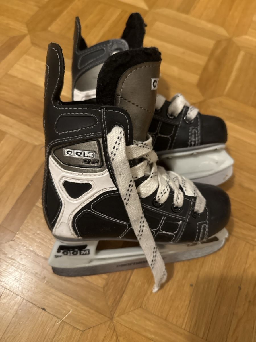 Ccm Pattini da ghiaccio: Eishockeyschlittschuhe CCM Grösse 28 – Usato da Kilchberg ZH venduto da rke_tf6m 5