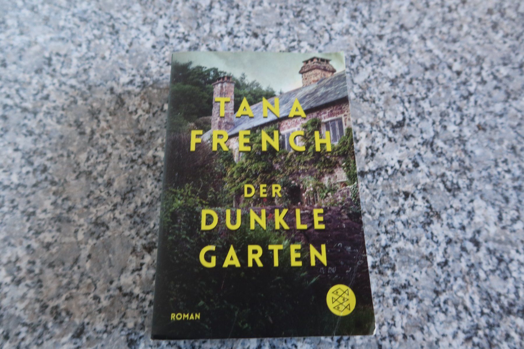 Libri: Der dunkle Garten Tana French – Usato da Täuffelen venduto da Cindybussy