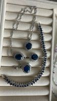 Ensemble de bijoux élégant avec saphirs bleus foncés!