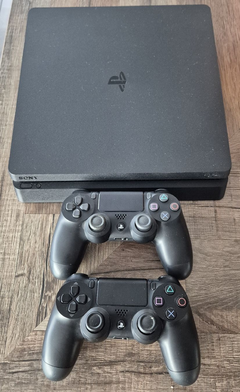 Sony Konsolen: PlayStation 4 + 2 manettes – Gebraucht aus Chermignon von julian91