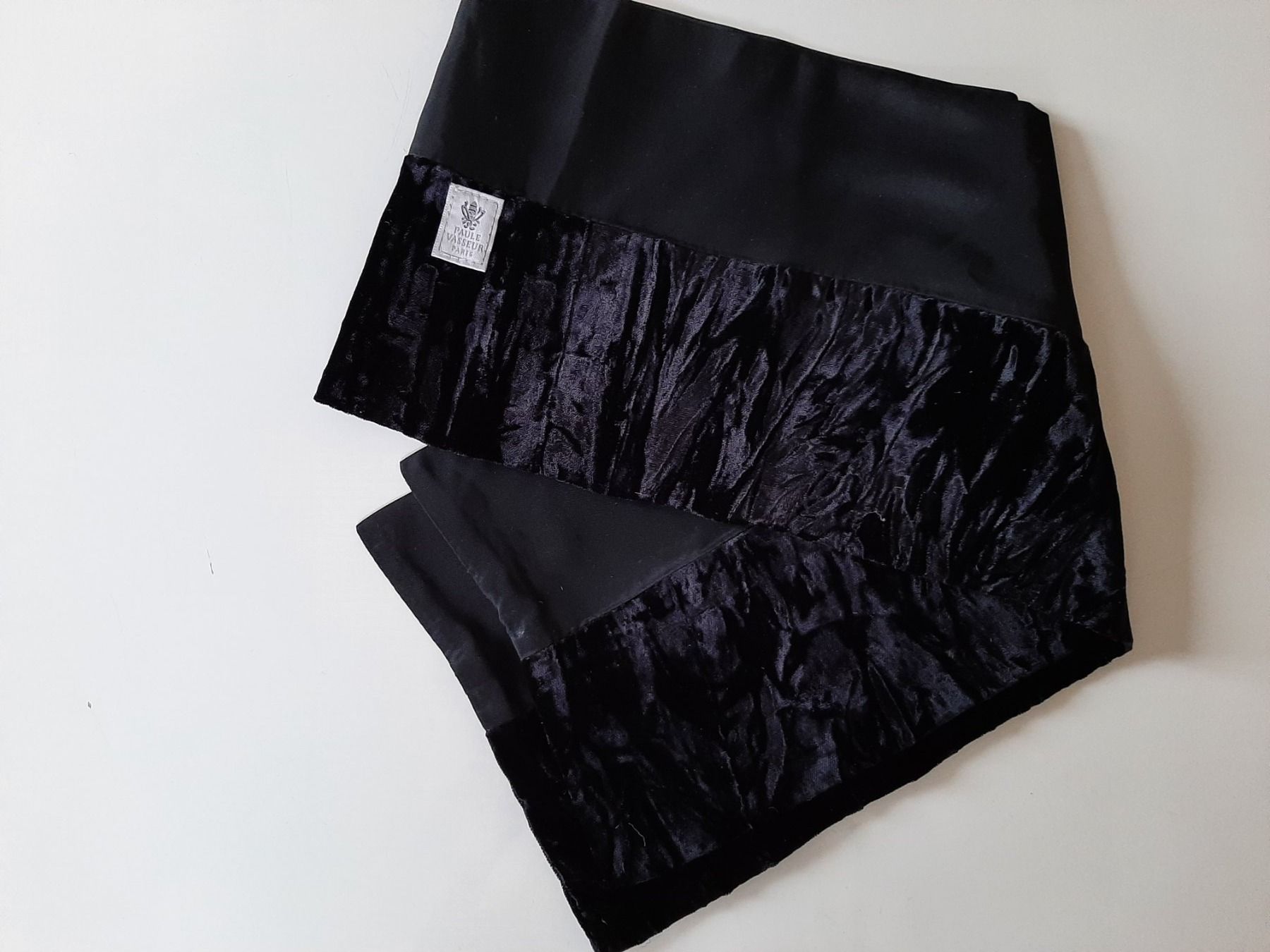 Foulard & Sciarpe: Foulard en velours noir – Usato da Lausanne venduto da Cognitia