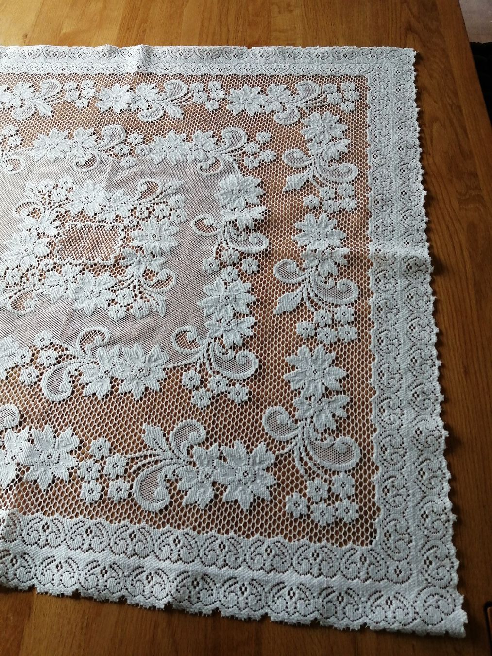Altra biancheria da tavola: Spitzendecke weiss mit Blumenmuster 90x86cm gebraucht – Usato da Honau venduto da holunder3 4