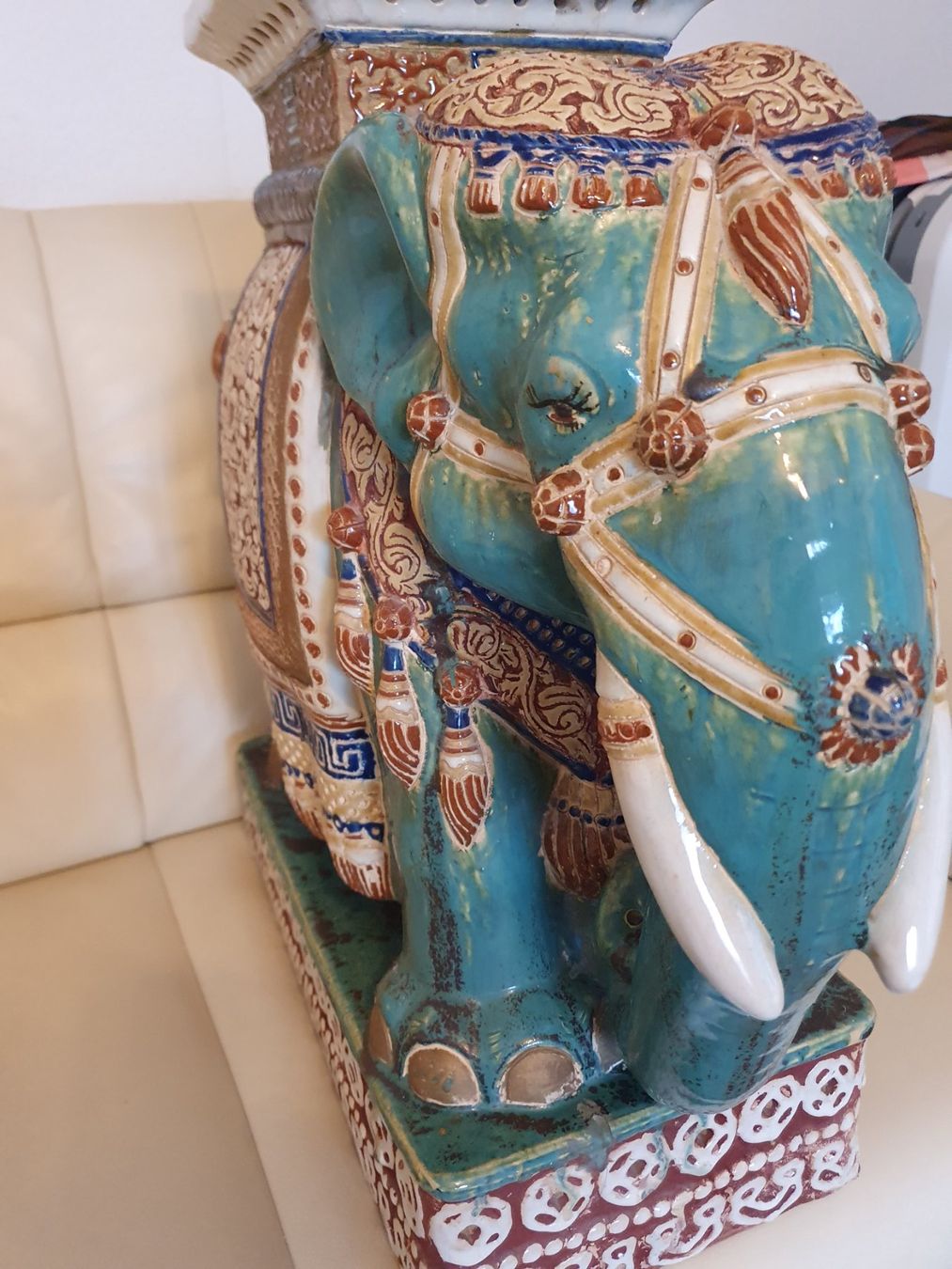 Figuren: Traditonellen Elefanhocker aus glasierter Keramik – Gebraucht aus Basel von Morteza