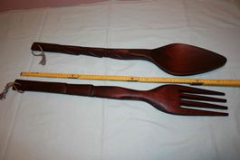 Originelles, riesiges Besteck aus Holz als Dekoration.