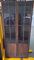 Vitrine mit Glastüren