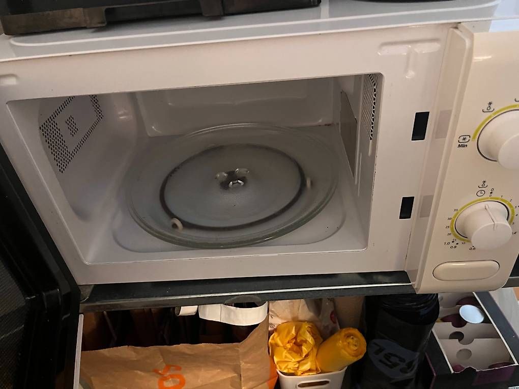 Appareils de cuisine: Micro-ondes – D'occasion à Genève par Luisa_Oliv 1