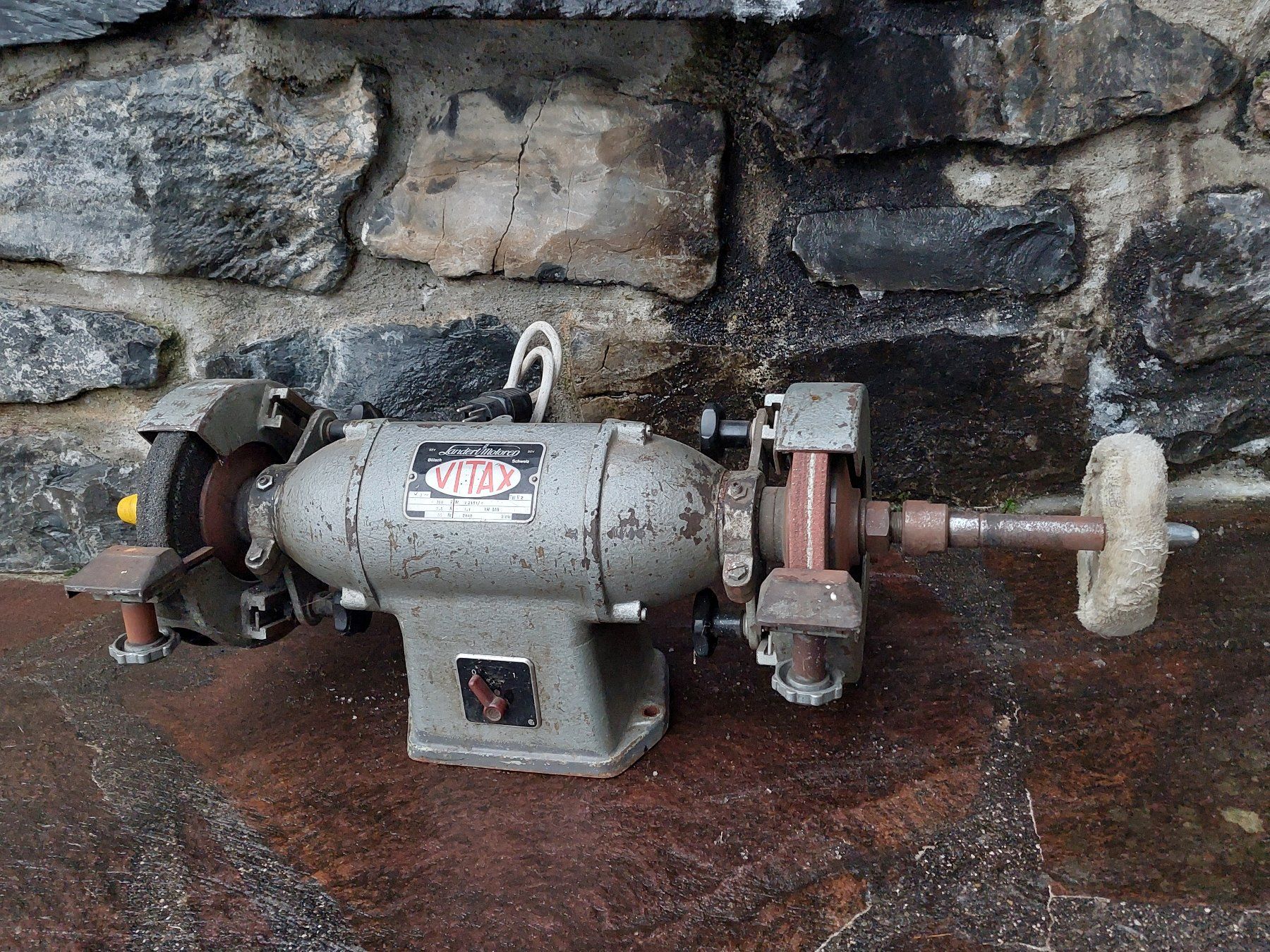 Vitax Schleifen & Polieren: Vitax V2 Doppelschleifmaschine, 380 Volt – Gebraucht aus Muri b. Bern von Spassholz