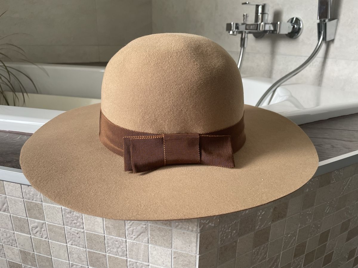 Celine Copricapi, berretti & cappellini: Capeline Céline Neuve – Nuovo e nell'imballaggio originale da Duillier venduto da princess012