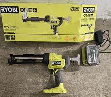 Silikonpistolen mit Batterien  der Marken RYOBI