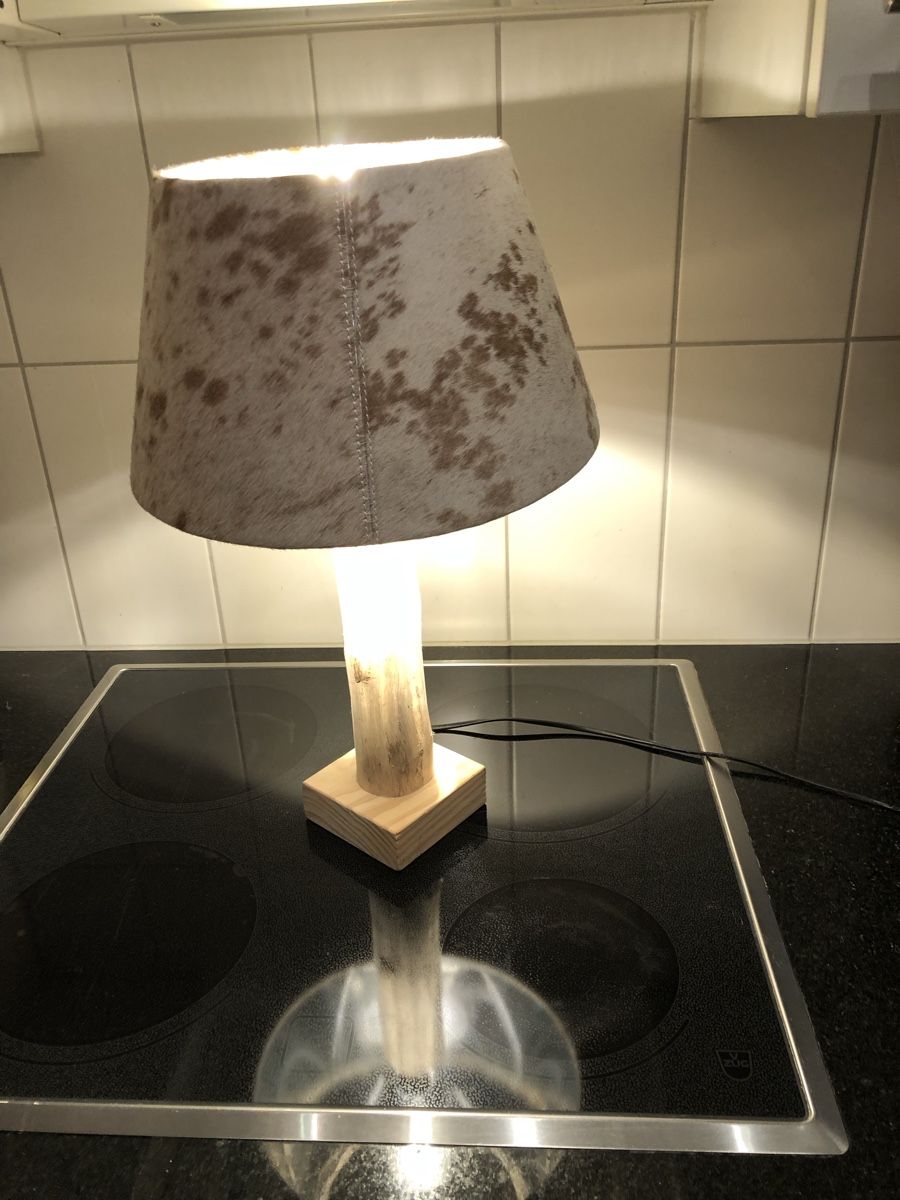 Lampade: Tischlampe mit Kuhfell – Usato da Muttenz venduto da Salina5 5