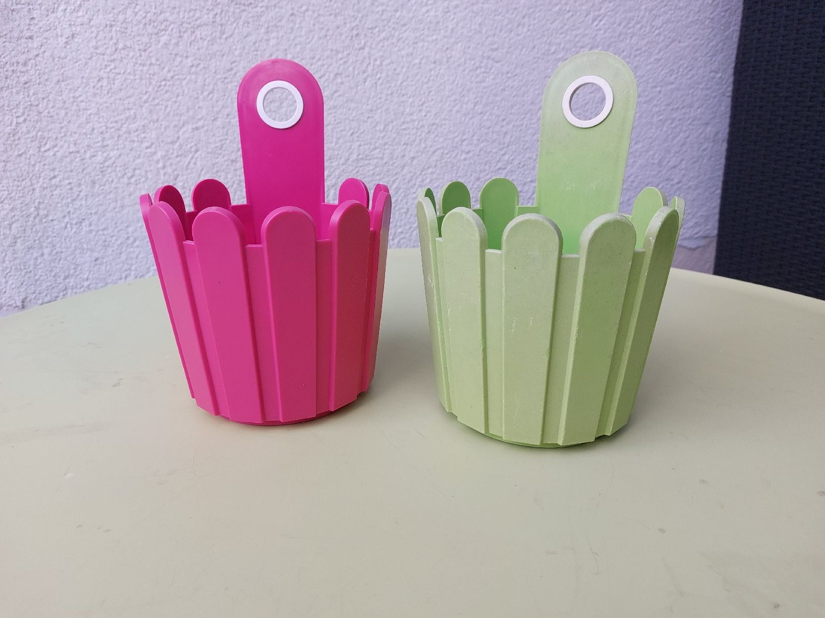 Vasi per fiori: Jolis pots à fleurs suspendus, set de 2, rose et vert – Usato da Mont-sur-Lausanne venduto da ane_pgq6