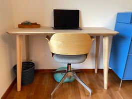 Stabiler, eleganter Holzschreibtisch