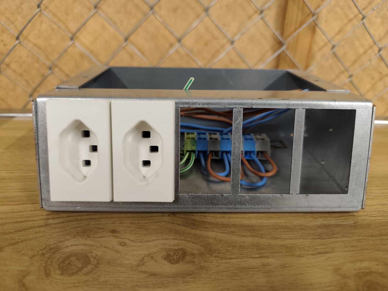 Alimentazione elettrica: 6 elektro Verteilerdosen, Metallgehause, 5xFLF – Usato da Oberweningen venduto da Metztli 3