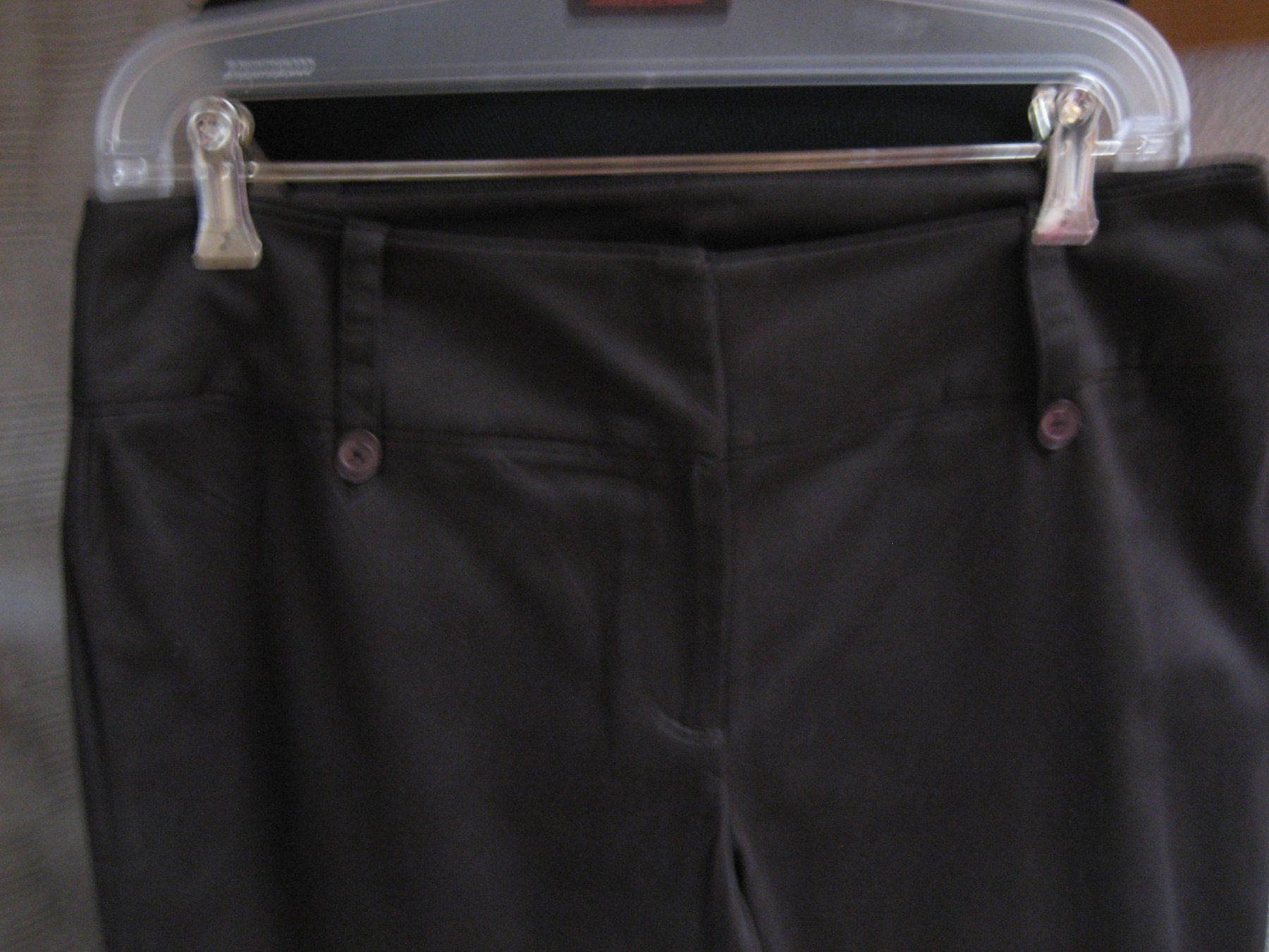 Pantaloni: Pantalon stretch 7/8 Essentiel taille 40 – Usato da Delémont venduto da marryb 1