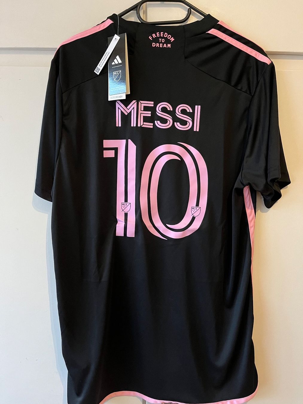Adidas Canottiere & Pantaloni: Inter Miami Auswärtstrikot 23/24 Messi – Nuovo (secondo la descrizione) da Dällikon venduto da Gia_7d57
