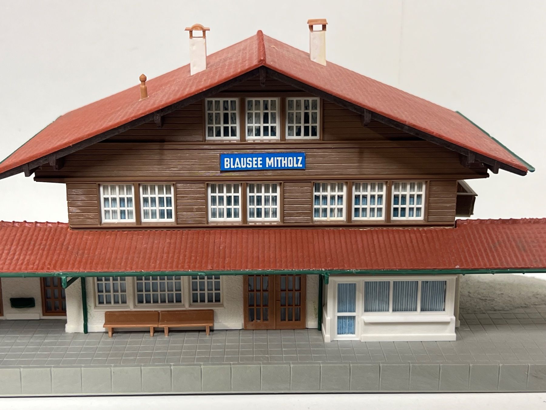 Kibri Modellini di ferrovie: Kibri BAHNHOF BLAUSEE MITHOLZ H0 – Usato da Neuenhof venduto da ludovicco 1
