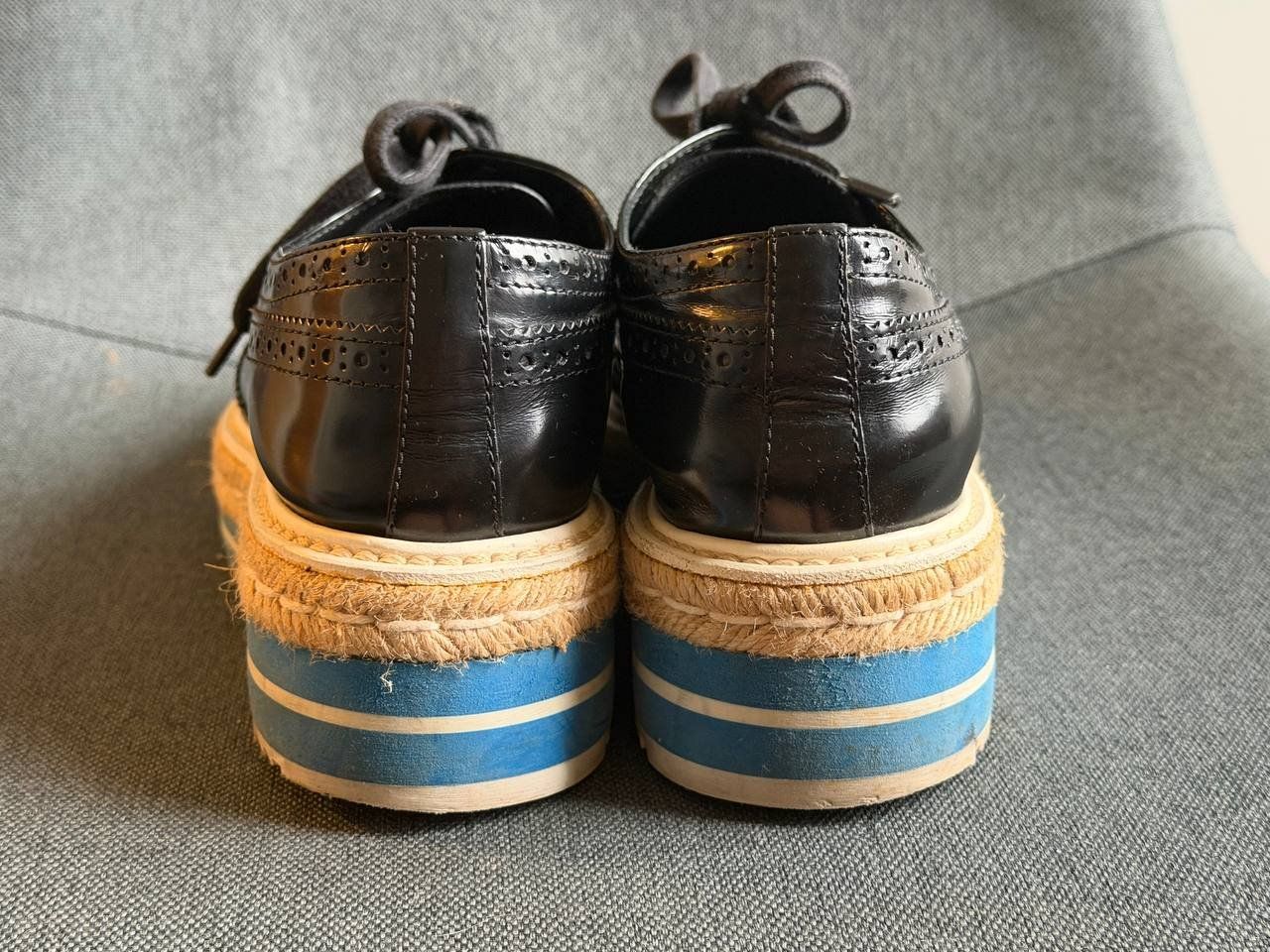 Prada Scarpe da donna: Chaussures Derby compensées Prada Wingtip en cuir – Usato da Cologny venduto da Nayiri 3