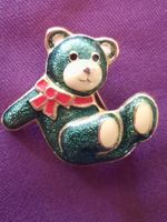 Niedliche Vintage Teddybären- Brosche, grün, rote Schleife