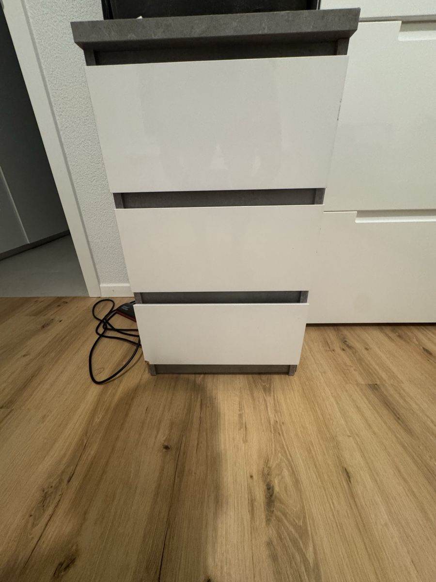 Comodini: Commode 3 tiroirs blanc gris bon état – Usato da La Chaux-de-Fonds venduto da ped_8hw7 1