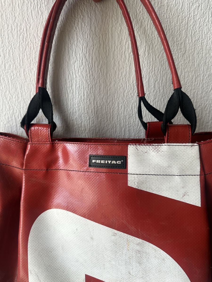Freitag Borse: Sac cabas Freitag rouge et blanc – Usato da Yverdon-les-Bains venduto da Laureetlargent 2