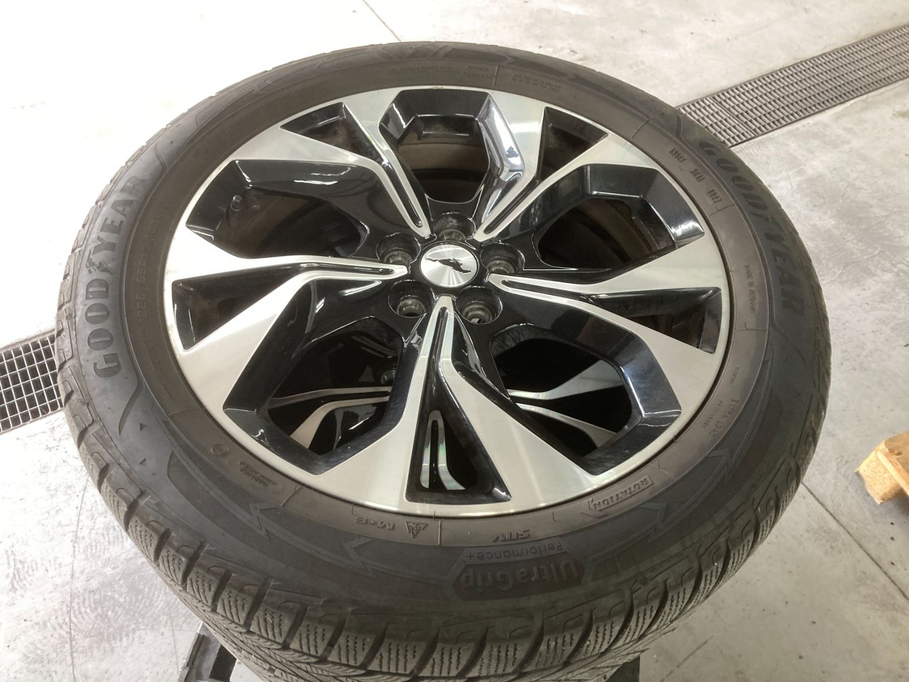 Ford Pneumatici & Ruote complete: Ford Mustang Mach E Winterräder 225/55R19 – Usato da Cham venduto da WB2223 1