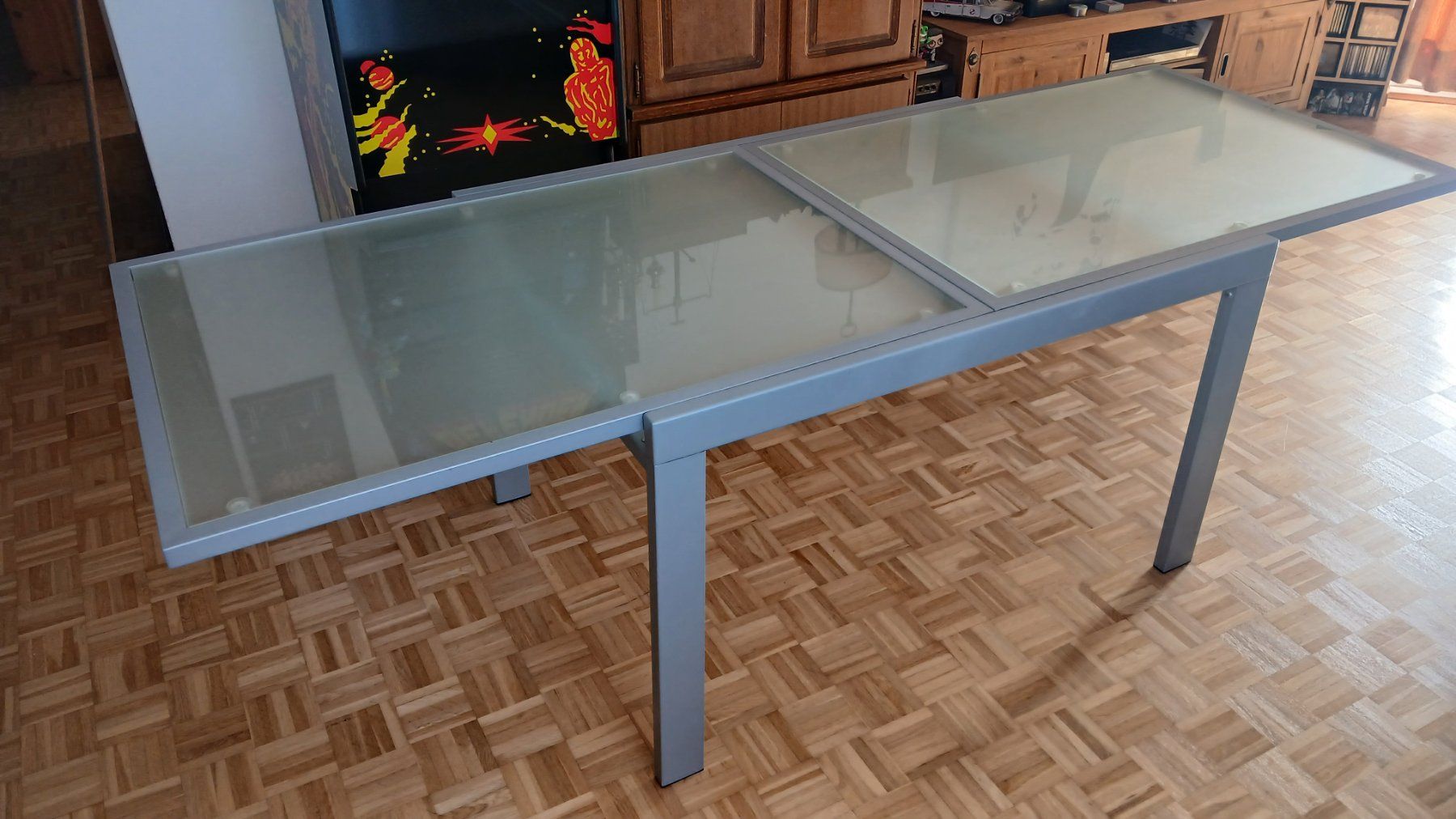 Tables: Table extensible en acier et verre , avec 4 chaises – D'occasion à Yverdon-les-Bains par Retro-Tech 2