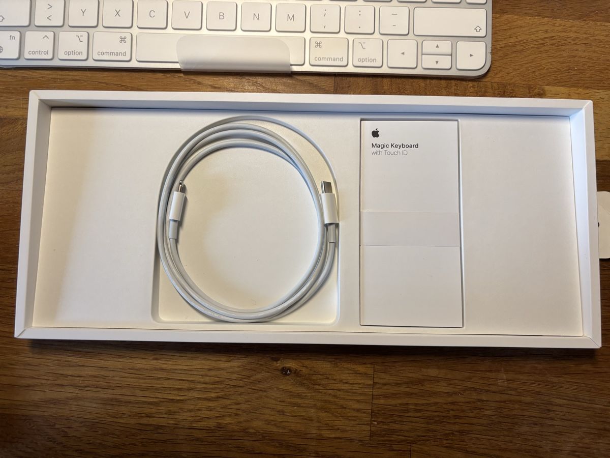 Apple Tastiere: Apple Magic Keyboard mit Touch ID – Nuovo (secondo la descrizione) da Wil ZH venduto da chiaraaa0129 2