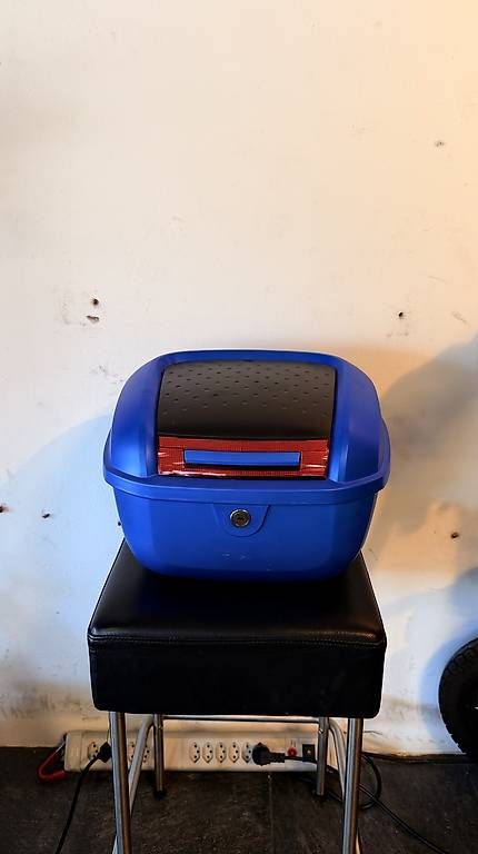 Topcase: Motorrad-Topcase / Scooter-Box  blau, abschliessbar – Gebraucht aus Unterseen von beE-Scooter