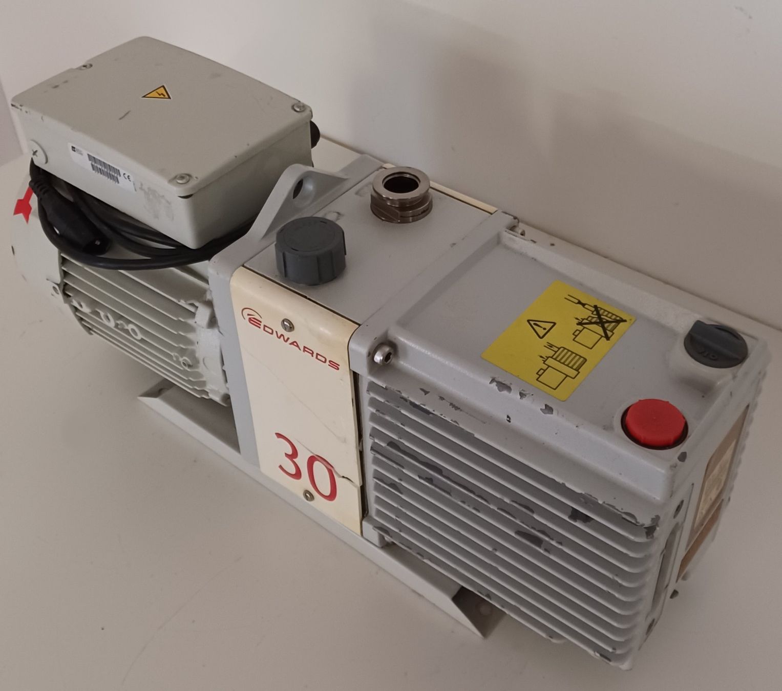 Accessori da laboratorio: Edwards 30 LS590 rotary vacuum pump – Usato da Niederdorf venduto da LeptonAG_Labor