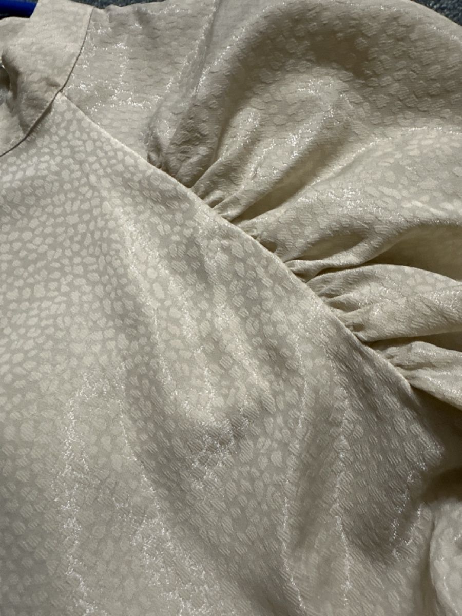H&M Camicette: Damen Bluse beigegold mit Puffärmeln – Nuovo (secondo la descrizione) da Baltschieder venduto da YmroBe 1