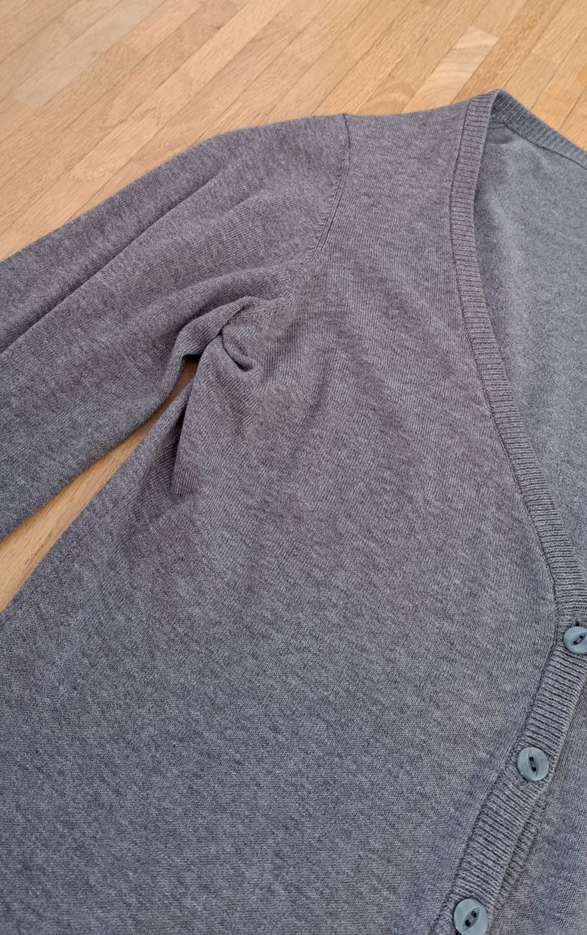 Gilet & Giacche senza maniche: Cardigan gris – Usato da Le Mont-sur-Lausanne venduto da olatiu 1