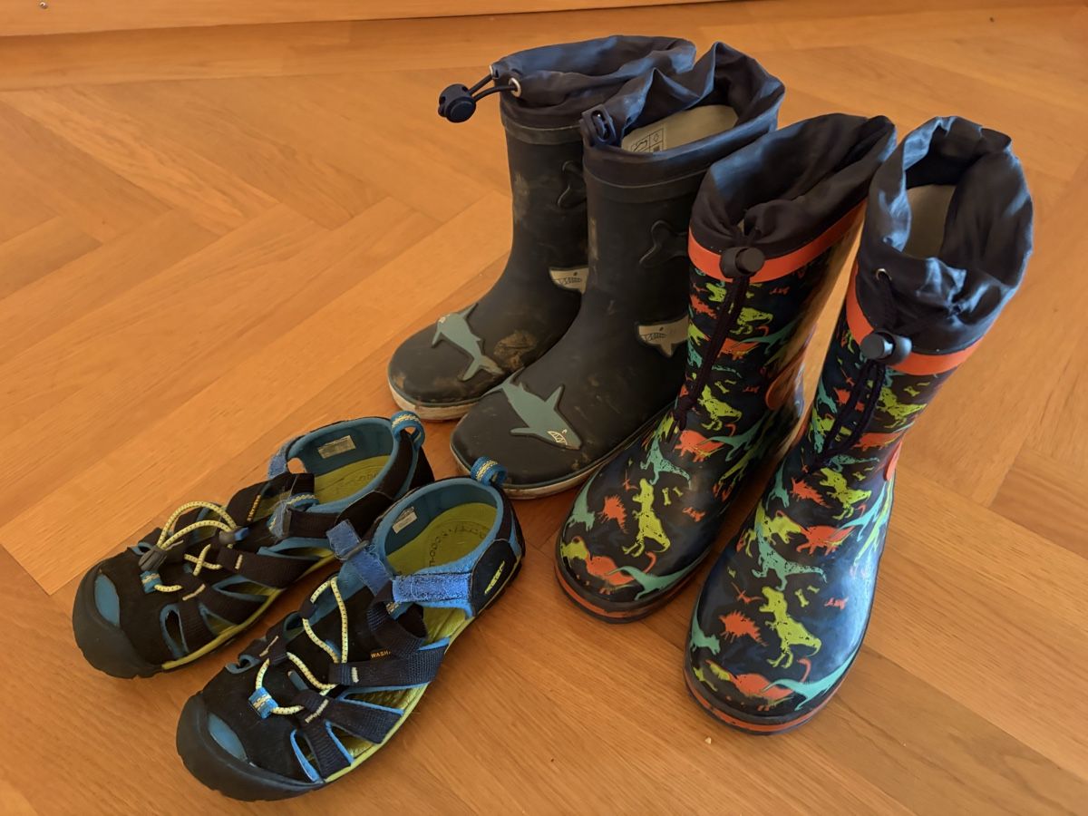 Scarpe per ragazzi: Regenstiefel und Sandale Gr 31 – Usato da St Gallen venduto da hopfen