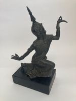 Asiatische Tänzerfigur auf Holzsockel