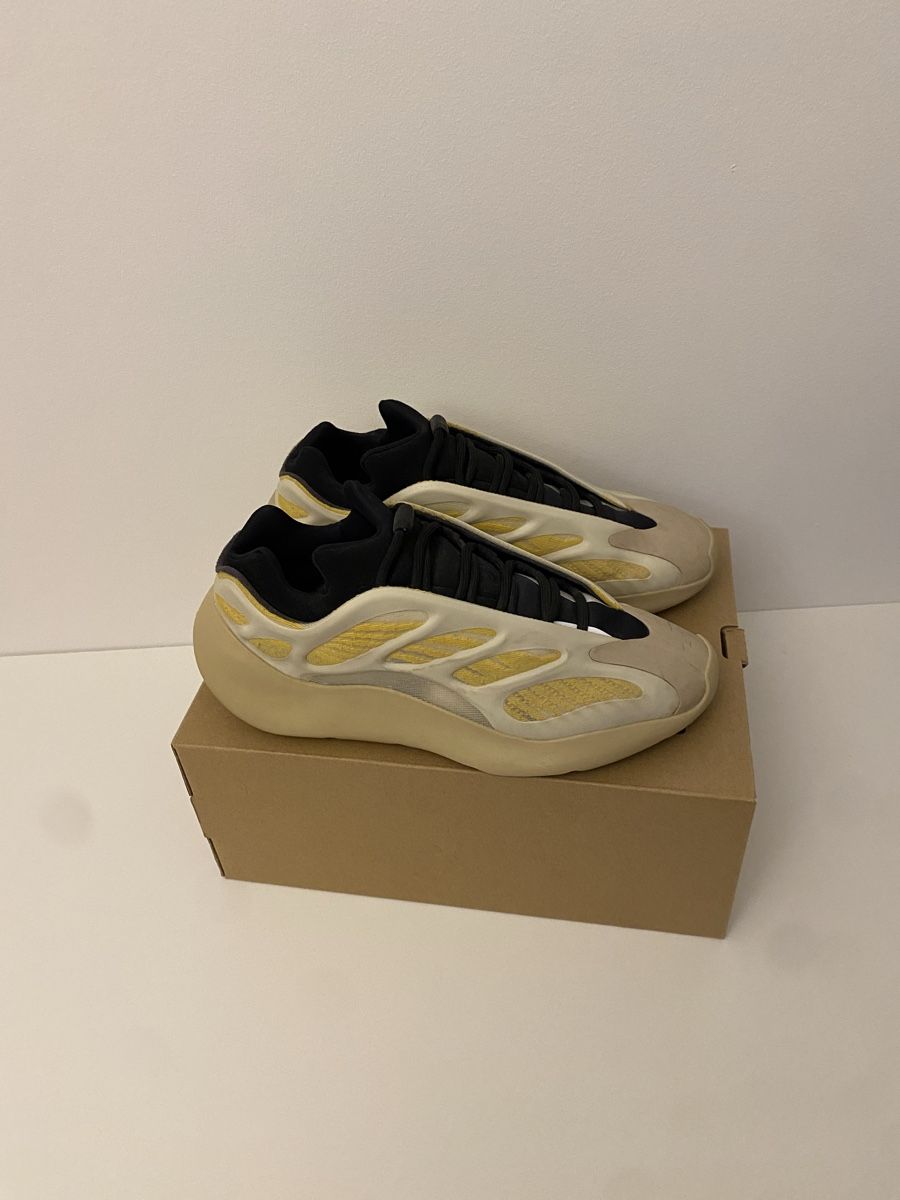Adidas Herrenschuhe: Yeezy 700 V3 Sneaker Size 43 1/3 – Gebraucht aus Brüttisellen von xe_m