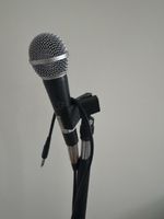 Mikrofon mit Ständer und Kabel