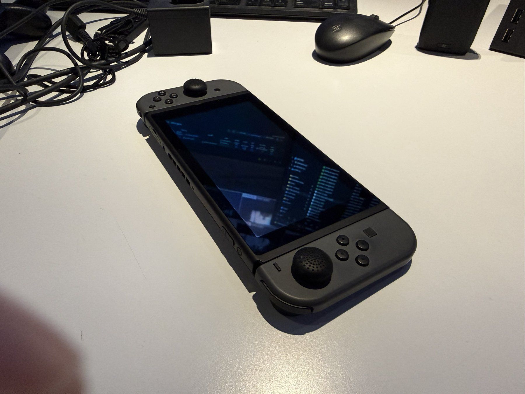 Nintendo Console: Nintendo Switch V1 Unpatched (XAJ7000...) + Pro Controller – Usato da Zürich venduto da ahr_g9qk 1
